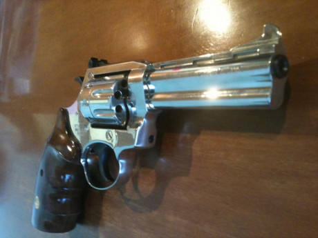Muy buenas a todos.
Estoy interesado exclusivamente en la compra de este modelo de revolver en concreto. 00