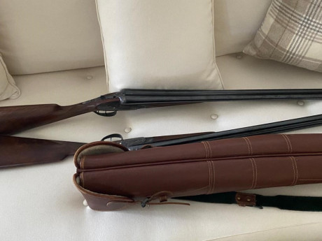 Escopetas gemelas de gran calidad, con funda doble de piel en perfecto estado.
Paralelas, calibre 12, 02