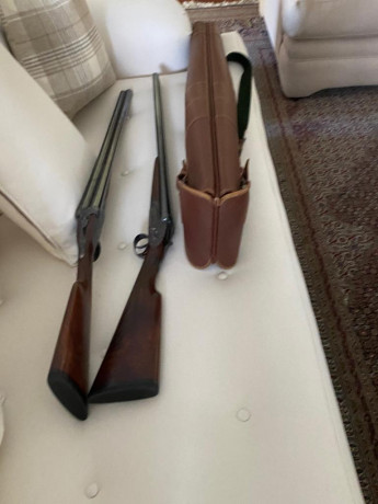Escopetas gemelas de gran calidad, con funda doble de piel en perfecto estado.
Paralelas, calibre 12, 01