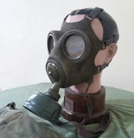 mascaras antigas modelo checa e italiana t35 marron o negra. en estado excelente de gomas .caretas  y 02