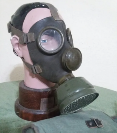 mascaras antigas modelo checa e italiana t35 marron o negra. en estado excelente de gomas .caretas  y 01