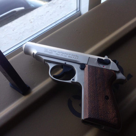 Pistola detonadora fabricada por Walther, ojo, no por umarex como ahora. PTB 620.  cachas de madera de 02