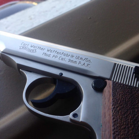 Pistola detonadora fabricada por Walther, ojo, no por umarex como ahora. PTB 620.  cachas de madera de 01