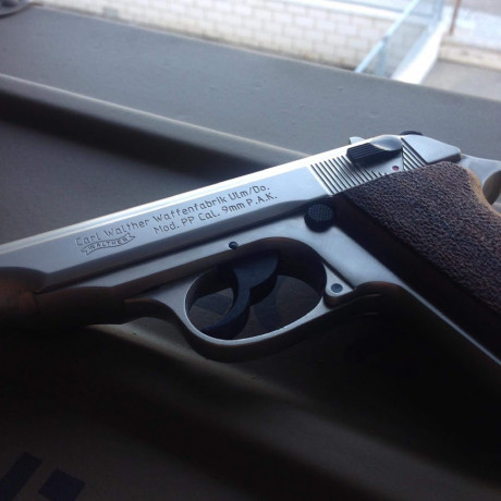 Pistola detonadora fabricada por Walther, ojo, no por umarex como ahora. PTB 620.  cachas de madera de 00