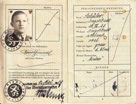  EN RECUERDO Y HOMENAJE A LOS QUE YA NO ESTÁN. 

Si pones en  GOOGLE    PASAPORTES EN LA MEMORIA   da 92