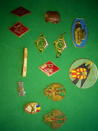 Vendo militaria,insignias...etc del las FFAA españolas. Cualquier duda o foto mas detallada podeis pedirmelo. 10