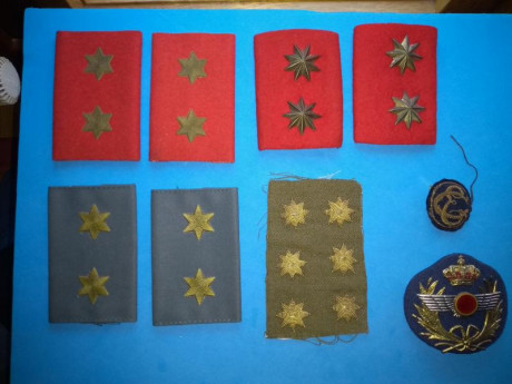 Vendo militaria,insignias...etc del las FFAA españolas. Cualquier duda o foto mas detallada podeis pedirmelo. 30
