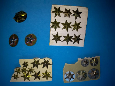 Vendo militaria,insignias...etc del las FFAA españolas. Cualquier duda o foto mas detallada podeis pedirmelo. 40