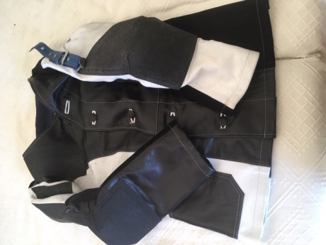 Vendo jacketa de tiro marca Gehmann talla 54 .Es la gama alta - exterior todo de piel , precio nuevo eran 01