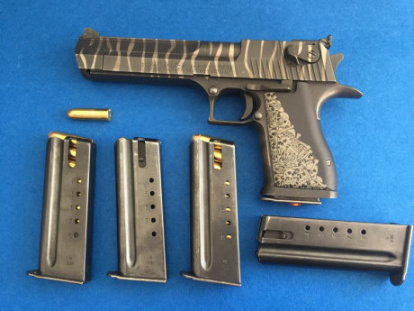 Vendo DESERT EAGLE  en calibre 44 MAGNUM. Guiada en F. Esta muy cuidada y  tira perfectamente.  Personalizada 01