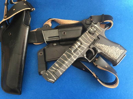 Vendo DESERT EAGLE  en calibre 44 MAGNUM. Guiada en F. Esta muy cuidada y  tira perfectamente.  Personalizada 00