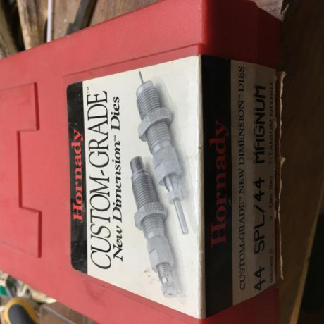 Buenas, vendo dies Hornady 44 RM, perfecto estado, 50 euros con envío. Tf. 654723734. 00