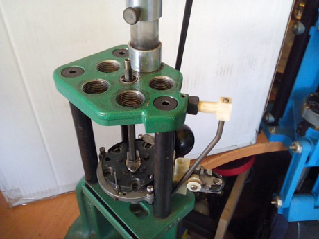 Vendo accesorio para hacer progresiva una prensa RCBS Rock Chuker 
Esta usado y habría que cambiar alguna 02