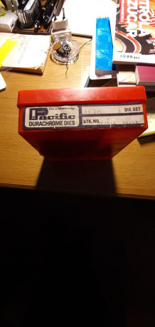 Hola, un amigo vende estos dies de Hornady.
Se encuentran en Madrid.
Precio 40€ portes aparte.
Contactar 02