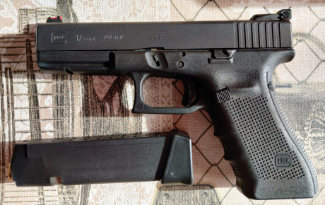 Vendo Glock 17 Gen 4 en estado impoluto como se puede apreciar en las fotos, no tiene más de 200 disparos. 02