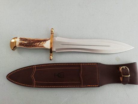 Vendo cuchillo de remate Muela Podenquero enterizo con empuñadura en Asta y latón, comprado hace un par 02
