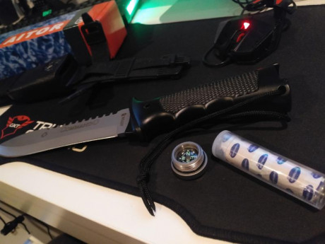 Vendo o cambio Aitor Commando serie B,nuevi,con funda y caja.
El precio es 95€ envio aparte,tambien cambio 00