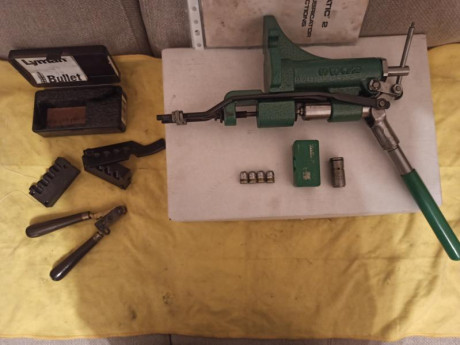 Venta recalibradora engrasadora RCBS, con recalibrador .452 y .311  150E
Turquesa de 4 senos Lyman calibre 00