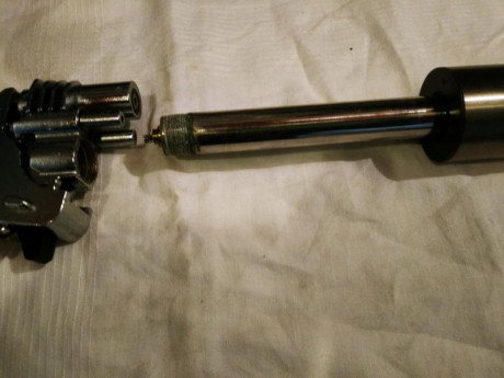  Mi  Zoraki está perdiendo aire por donde se ven la burbuja pero me es imposible desenroscar el pistón 100