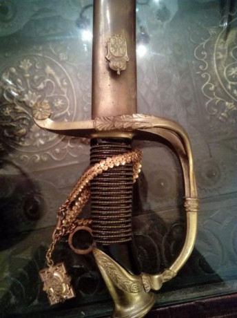 Buenos días,

Recientemente he encontrado este sable en casa de un familiar y me gustaría saber su procedencia.
Hice 00