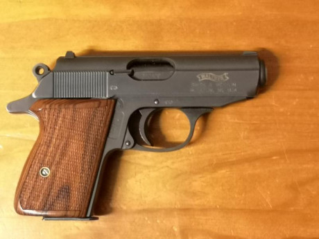 Vendo pistola Smith and wesson  copia de la Walther ppk calibre 9 corto, la pistola esta en muy buen estado, 01