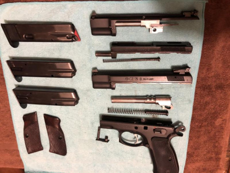 Pistola con dos carros y gatillo aligerado 
 Carro del 9 con dos cargadores
 Carro del 22 con un cargador, 02