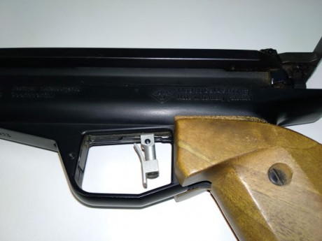 Pistola alemana de gran calidad. De acero y cachas de madera de nogal. No necesita bombonas, es de carga 02
