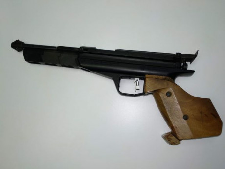 Pistola alemana de gran calidad. De acero y cachas de madera de nogal. No necesita bombonas, es de carga 01