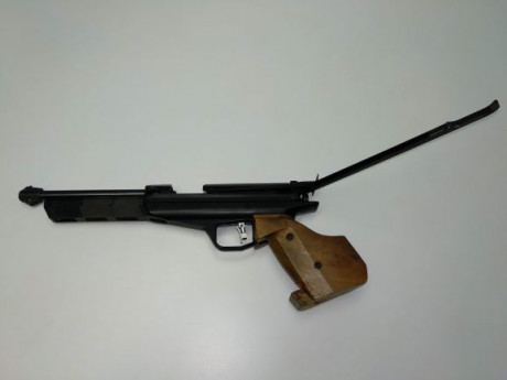Pistola alemana de gran calidad. De acero y cachas de madera de nogal. No necesita bombonas, es de carga 00