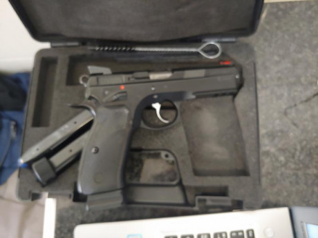 VENDO PISTOLA CZ SHADOW PRACTICAMENTE NUEVA POCOS DISPAROS POR NO USO CON TRES CARGADORES, CINTURON Y 01