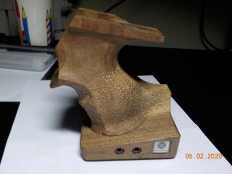 HOLA VENDO CACHA PARA ZURDO PARA PISTOLA SPORTWAFFEN TALLA M DE AIRE STEYR  COMO NUEVA PRECIO 95E MUCHAS 01