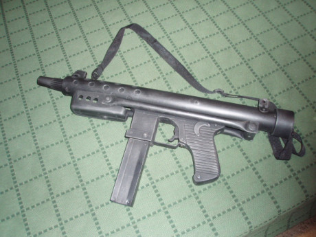 Hola,

Imitación en madera y plástico TOTALMENTE INERTE del subfusil Star Z70b.
Carece  de piezas móviles,siendo 02