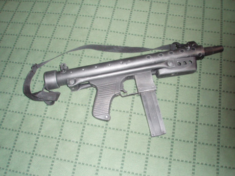 Hola,

Imitación en madera y plástico TOTALMENTE INERTE del subfusil Star Z70b.
Carece  de piezas móviles,siendo 01