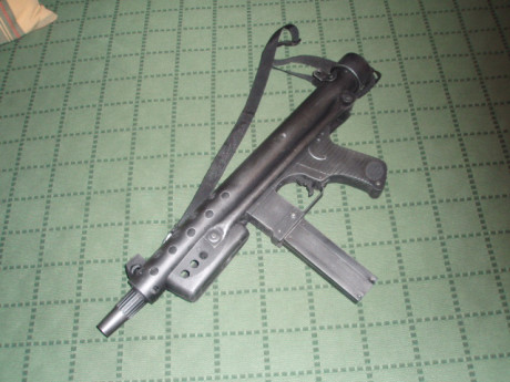 Hola,

Imitación en madera y plástico TOTALMENTE INERTE del subfusil Star Z70b.
Carece  de piezas móviles,siendo 00