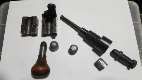 Hola

Se vende kit de la casa Lyman para fabricar balas Brenneke calibre 12 en la prensa de recarga,compuesto 02