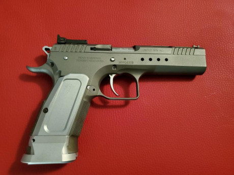Se vende Tanfoglio Limited prácticamente nueva ha tirado, se incluyen tres cargadores, punto de mira original 02