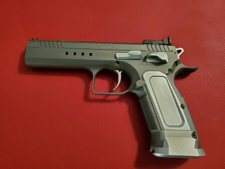 Se vende Tanfoglio Limited prácticamente nueva ha tirado, se incluyen tres cargadores, punto de mira original 01
