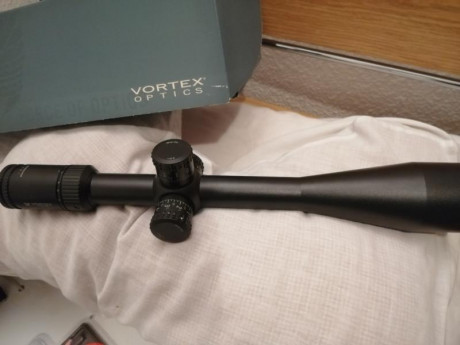 hola buenas tardes,

vendo este magnífico y conocido visor diseñado para F-class. Montado en un sabatti 01