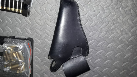 Se vende este revólver. Con cacha de neopreno, sin apenas uso. Regalo canana y funda de cuero. 
Precio 00