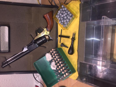 Se vende revolver de avancarga UBERTI replica Confederation Army modelo 1862 calibre 44. 
Se trata del 30