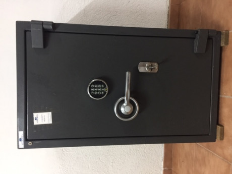Hola a todos vendo caja fuerte FERRIMAX mod. 815 light nivel de protección IV con certificado de homologación, 02
