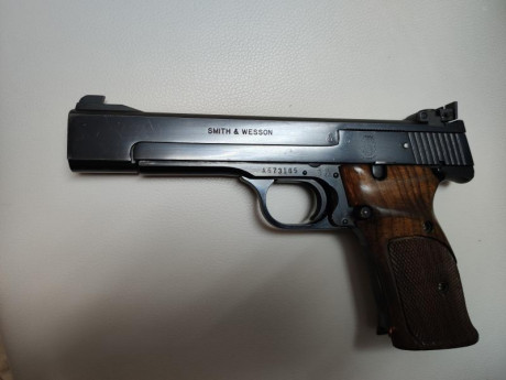 Pongo a la venta la pistola Smith Wesson modelo 41, del calibre 22LR guiada en F.
Cañón pesado de 5 1/2 20