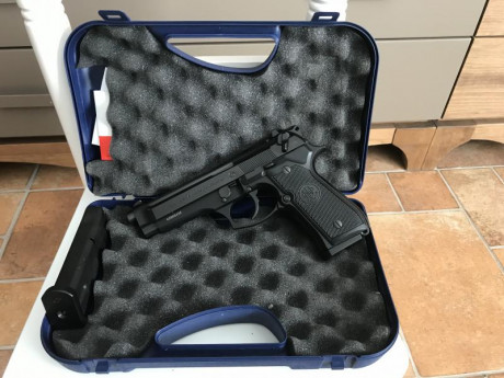 La pistola es prácticamente nueva, la compre hace un año y he disparado unas 150 balas con ella. 
Precio 01