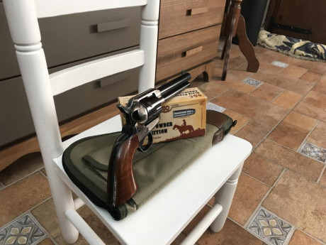 Vendo uberti cattleman cal.44-40 cartucho metálico/pólvora negra. 
Precio 400€
Regalo funda y balas.
Contacto 00