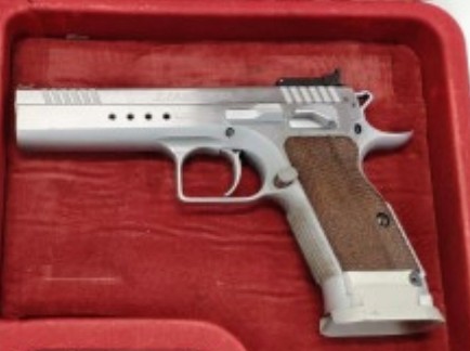 Hola a todos, me gustaría saber si esta tanfoglio es la limited o la limited custom. Me podrían decir 01