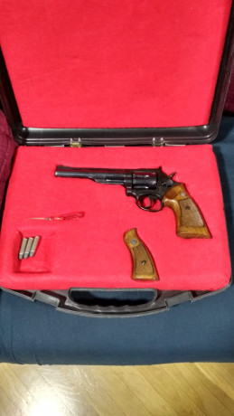 Se vende revolver de 6” Llama comanche 22 long rifle, guiada en F  esta en Madrid 240€ con maletín y cachas 00