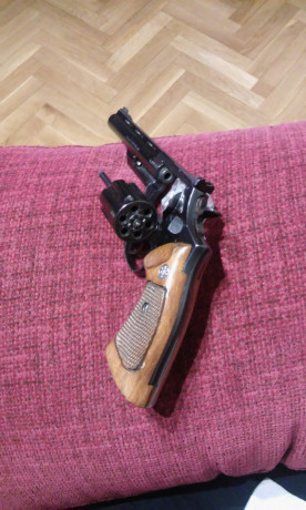Se vende revolver de 6” Llama comanche 22 long rifle, guiada en F  esta en Madrid 240€ con maletín y cachas 10
