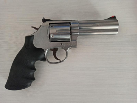 Se vende revolver S&W 686-357 Magnum de 4 pulgadas, tambor de 6 cartuchos. Se vende por no usar. ESTA 02