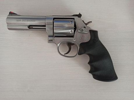 Se vende revolver S&W 686-357 Magnum de 4 pulgadas, tambor de 6 cartuchos. Se vende por no usar. ESTA 01