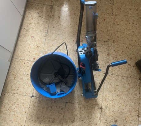 Hola foreros. 
Vendo mi dillon 650XL, con la tolva de vainas y bastantes repuestos y piezas cambiadas.dos 00